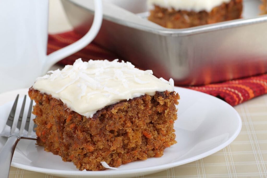 Bolo de cenoura com brigadeiro branco (Imagem: Charles Brutlag | Shutterstock)