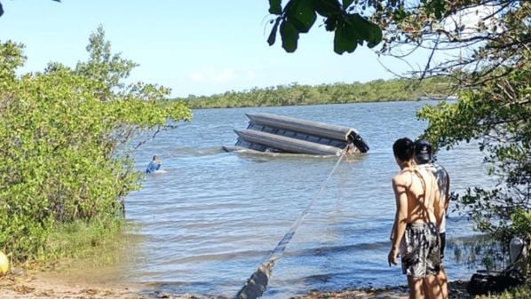 Segundo o Corpo de Bombeiros Militar, o acidente aconteceu durante uma tempestade.  Eram 14 passageiros e um tripulante embarcados. Todos foram resgatados com vida