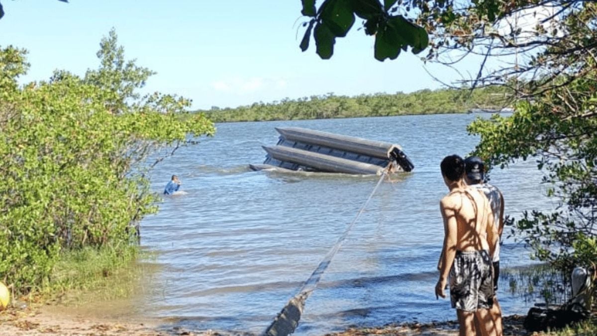 Catamarã virou na manhã deste domingo (15) em São Francisco do Sul (SC)