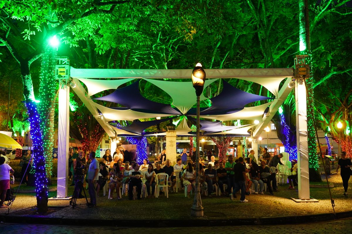 Entorno da Praça Costa Pereira também está iluminado e cheio de atrações