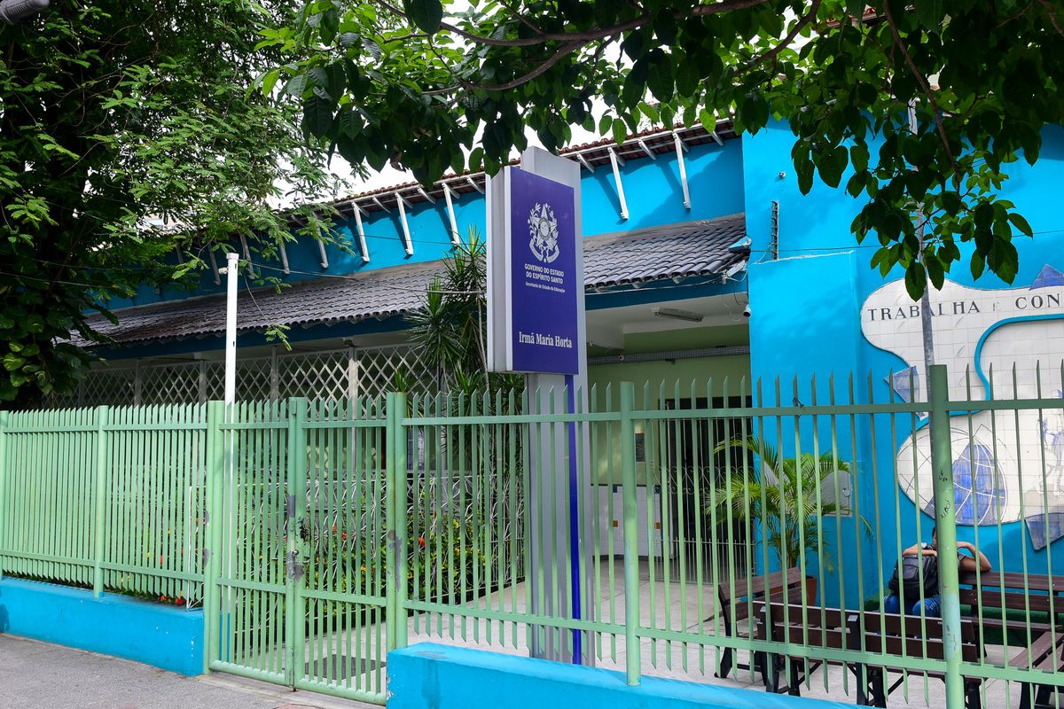 Rua Aleixo Netto no bairro Praia do Canto. Escola Irmã Maria Horta