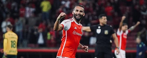  O volante Thiago Maia, do Internacional, resgatou uma moradora do RS durante a enchente que atingiu o estado