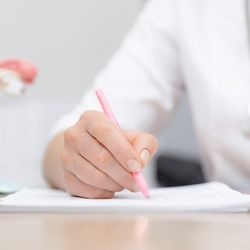 O medo e a desinformação ainda dificultam que muitas mulheres realizem exames de rastreio e mantenham acompanhamento ginecológico regular