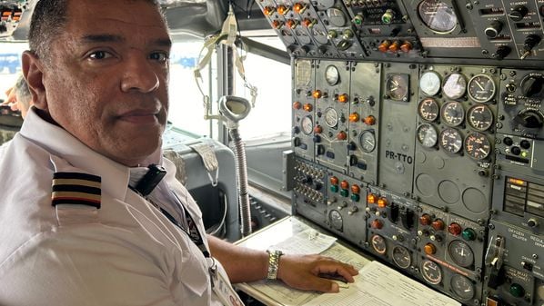 Com o fim da operação do Boeing 727-200, o engenheiro de voo não atua mais no país. A Gazeta acompanhou o último voo e a aposentadoria de um deles; confira