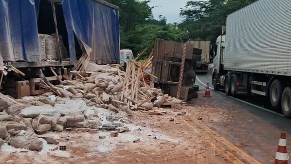 Rodovia precisou ser totalmente bloqueada no km 431, na manhã desta terça-feira (17), para destombamento da carreta, e depois foi liberada