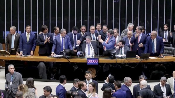 Deputados cortaram ou reduziram desonerações, mas cálculos ainda apontam alíquota acima de 28% para bens e serviços sem benefícios fiscais; consumidor terá carga média de 20%