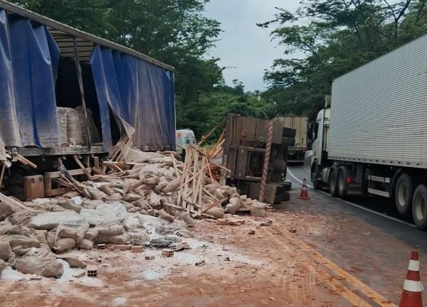 Carreta tombou na manhã desta terça-feira (17)