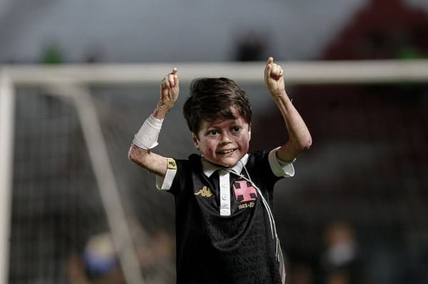 Guilherme Gandra, torcedor mirim do Vasco, recebeu o prêmio de torcedor do ano na premiação do The Best