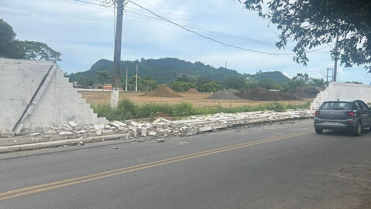 Muro do Parque de Exposição caiu após ventos fortes em Aracruz