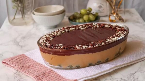 Receita simples para a ceia de fim de ano é composta de brigadeiro branco, uvas verdes sem sementes, ganache e confeitos granulados