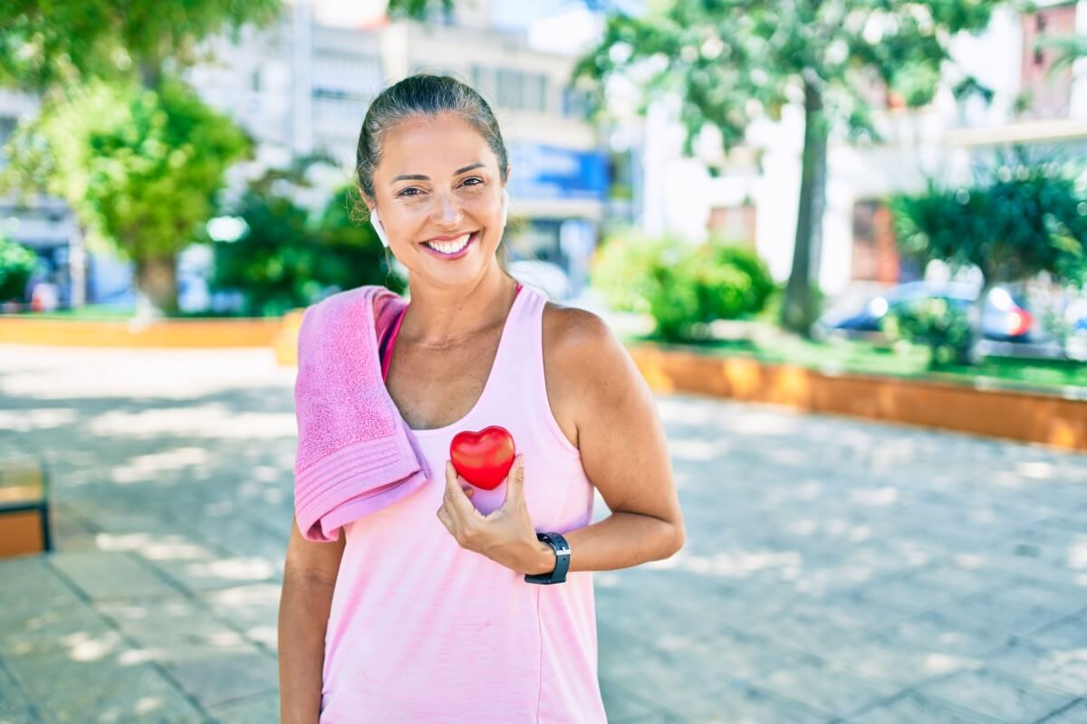 Alguns cuidados no dia a dia podem fazer grande diferença para a saúde do coração (Imagem: Desizned | Shutterstock)