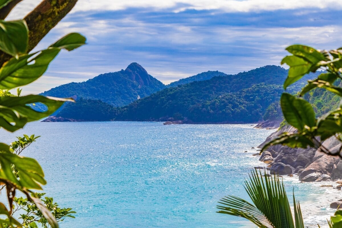 Angra dos Reis oferece um visual único com praias deslumbrantes e águas cristalinas (Imagem: Arkadij Schell | Shutterstock)