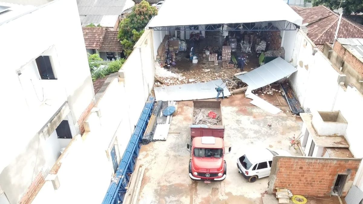 Telhado de almoxarifado da prefeitura cedeu por Defesa Civil