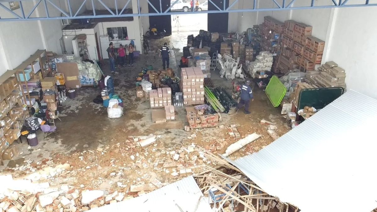 Telhado de almoxarifado da prefeitura cedeu por Defesa Civil