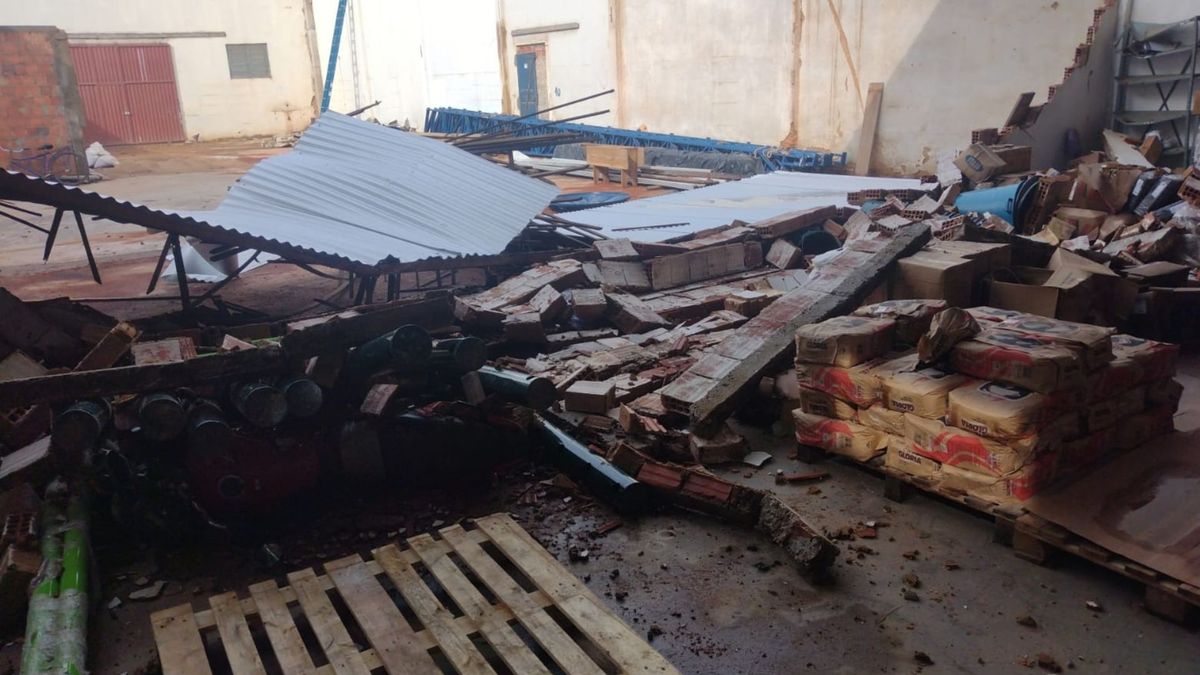 Telhado de almoxarifado da prefeitura cedeu  por Defesa Civil