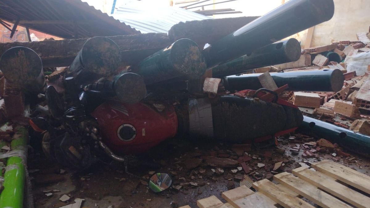 Moto foi atingida por telhado de almoxarifado de prefeitura que cedeu  por Defesa Civil