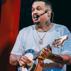 Cantor e compositor Thiago Soares