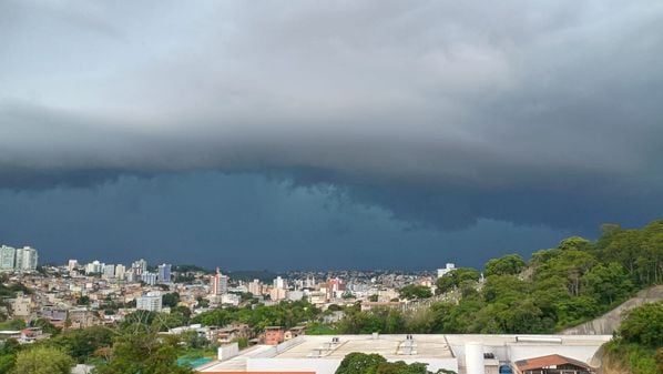 Moradores registraram resultados do temporal desta quinta-feira (19) no município do Sul capixaba