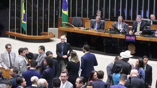 Proposta agora vai ao Senado Federal, que marcou sessão ainda nesta quinta (19) para apreciar as medidas do pacote