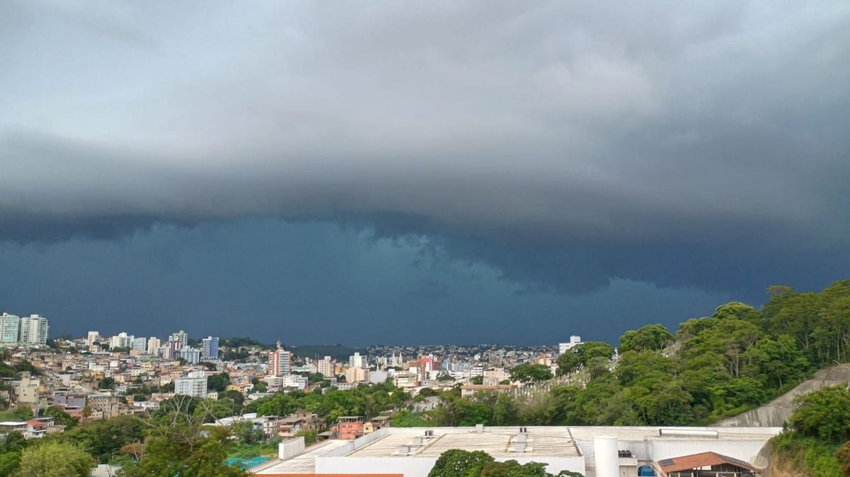 Moradores registraram chuvas na tarde desta quinta-feira (19)