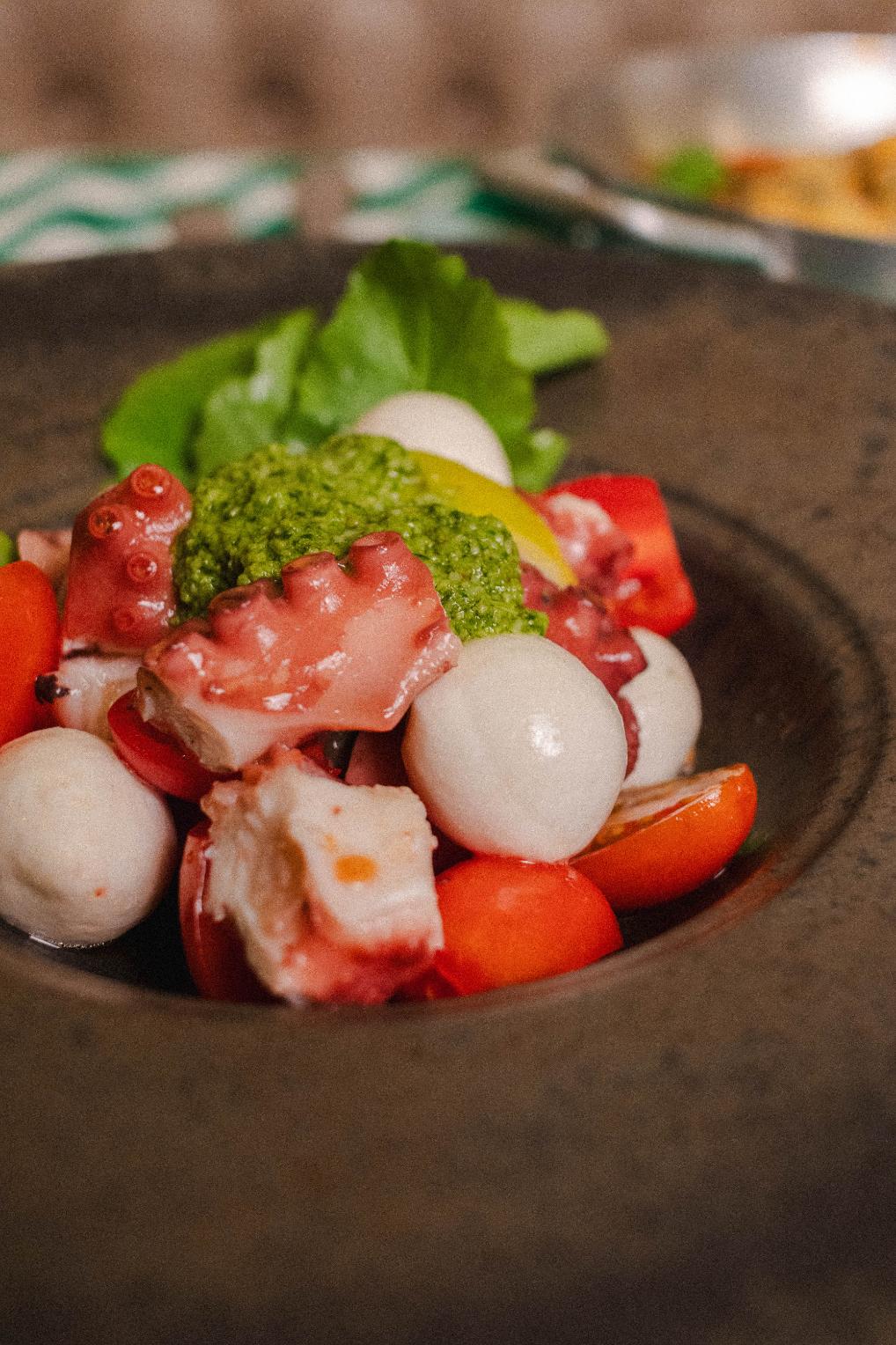 Polvo à caprese: salada de polvo, muçarela fior di latte, tomate-cereja, rúcula e limão (R$ 89,90) Foto por Júlio César Biasutti