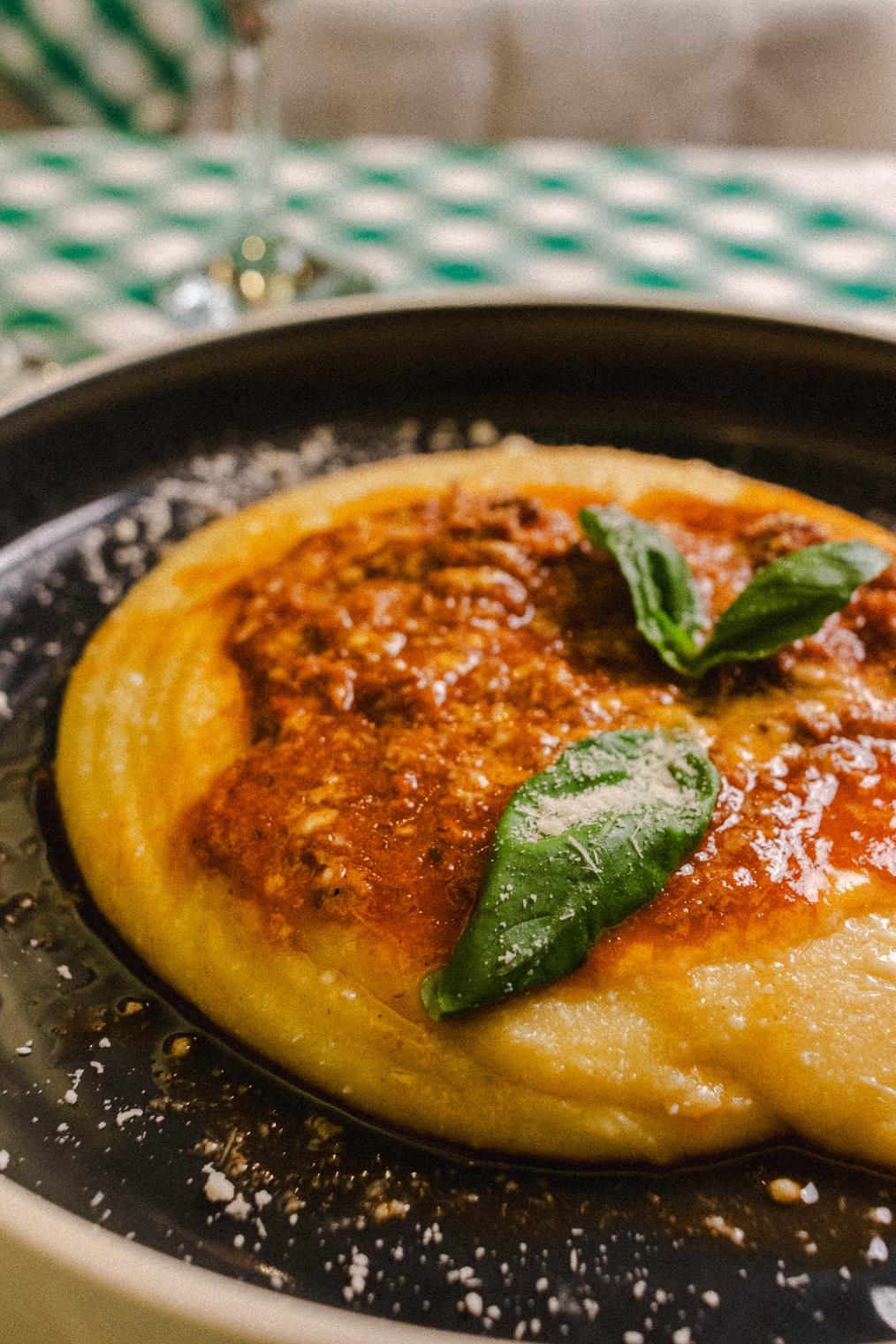 Polenta cremosa com ragu de ossobuco (R$ 79,90) Foto por Júlio César Biasutti