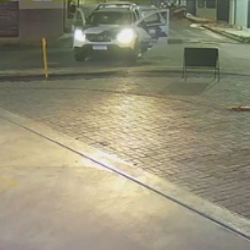 Menor desobedeceu ordem de parada da PM, tentou fugir em alta velocidade e caiu após colidir com correntes que cercavam um posto de combustível
