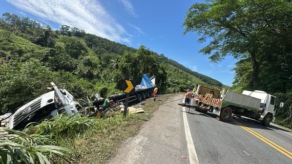 Acidente ocorreu na noite de quinta-feira (19); segundo a Polícia Rodoviária Federal (PRF), houve tentativa de saque da carga de medicamentos