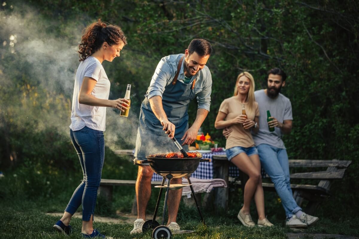 Os churrascos têm começado a ocupar espaço nas festas de fim de ano (Imagem: bbernard | Shutterstock) 