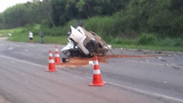 Vítimas eram mãe, pai e filho. Colisão envolveu carro, caminhão e carreta na altura de Braço do Rio, em Conceição da Barra