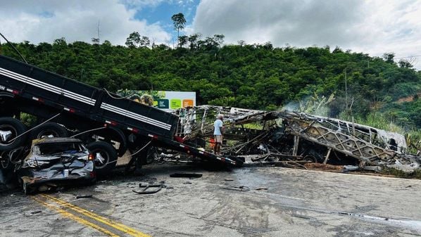 Motorista do ônibus que saiu de São Paulo com destino à Bahia invadiu a contramão após pneu estourar. Número total de mortos deve ser confirmado após o trabalho de perícia