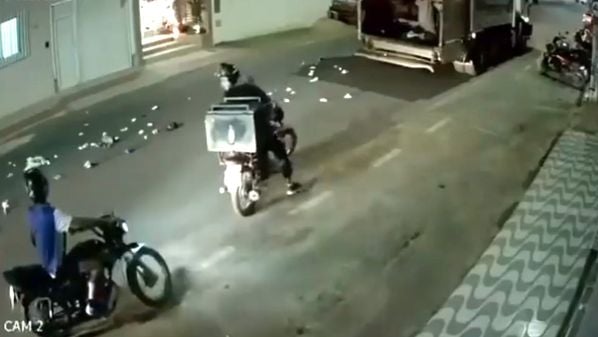 Vítima de 59 anos estava trabalhando quando foi atingida por um motociclista; atropelamento foi registrado por câmera de monitoramento