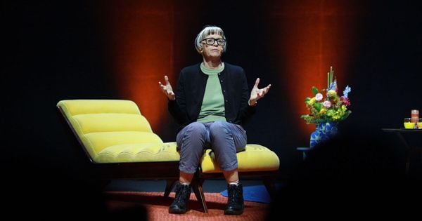 Espécie de conselheira da vida moderna, Philippa Perry defende uma relação mais honesta entre pais e filhos e pede que as conversas sobre política no Natal simplesmente não existam.