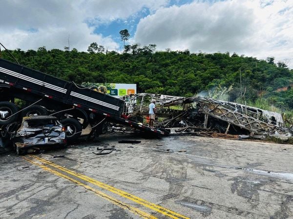 Colisão ocorreu na cidade de Teófilo Otoni (MG) e envolveu um ônibus, uma carreta e um carro