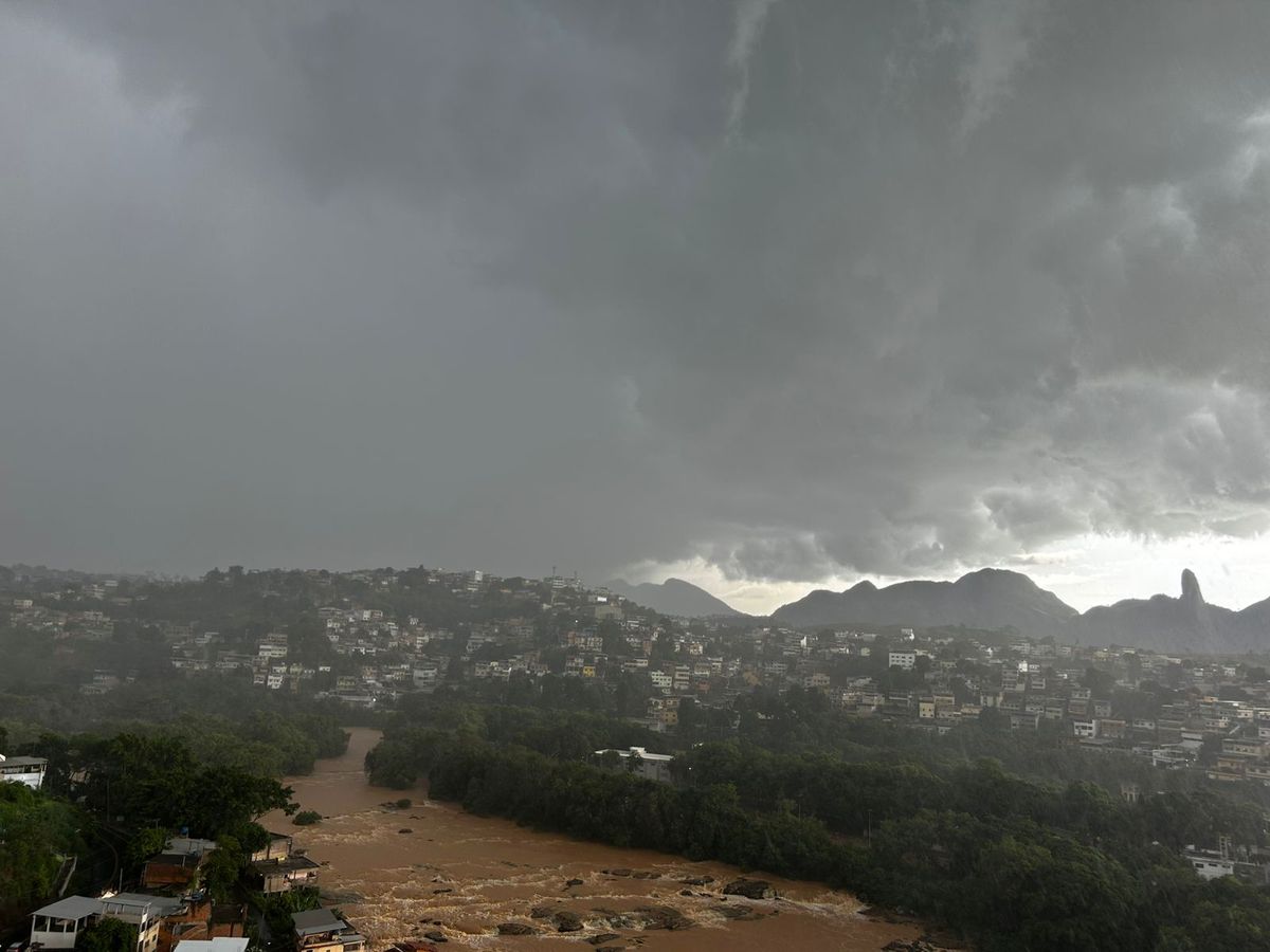 Momentos antes da chuva em Cachoeiro de Itapemirim por Redes sociais 