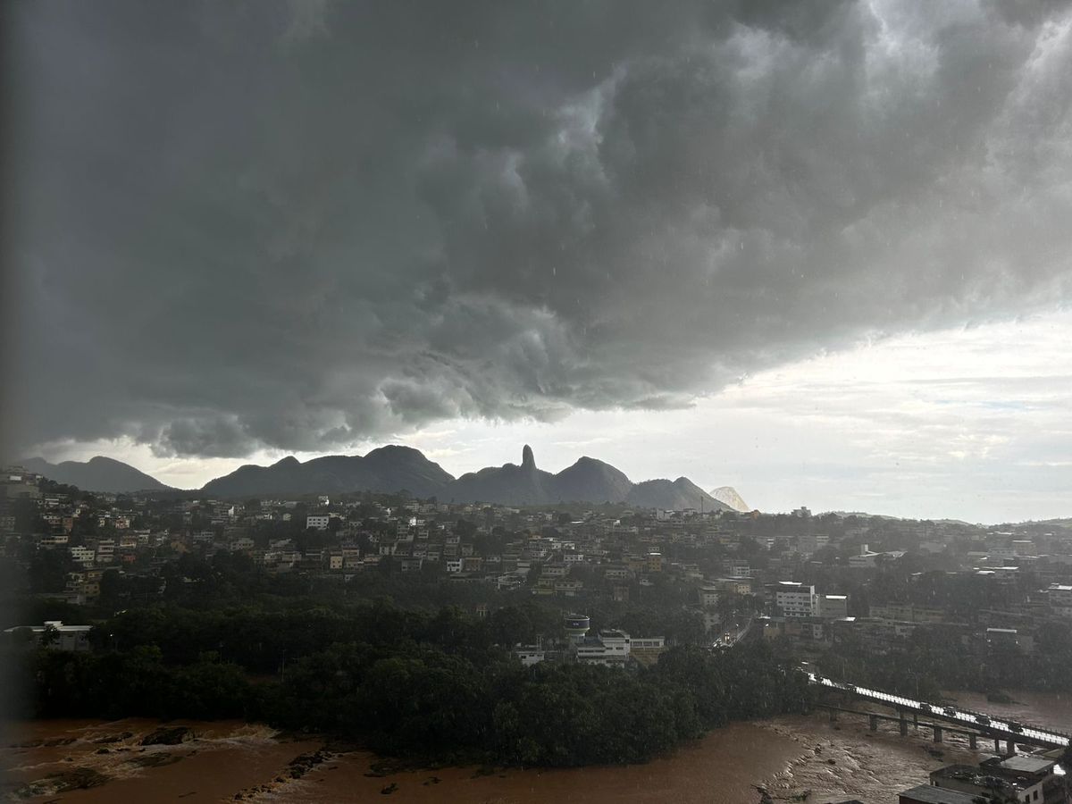 Momentos antes da chuva em Cachoeiro de Itapemirim por Redes sociais 