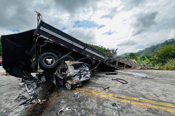 Ônibus pegou fogo após colidir contra carreta em Teófilo Otoni (MG)