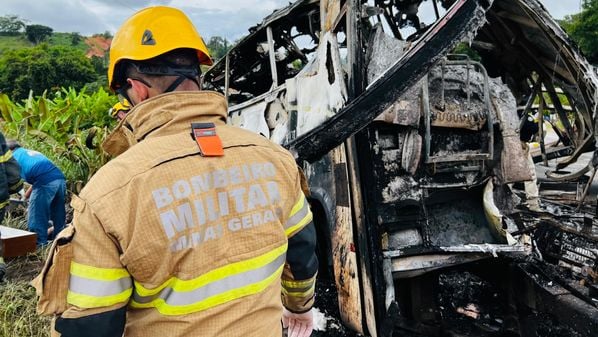 Homem, que era considerado foragido, dirigia a carreta que se chocou com ônibus no último sábado (21)