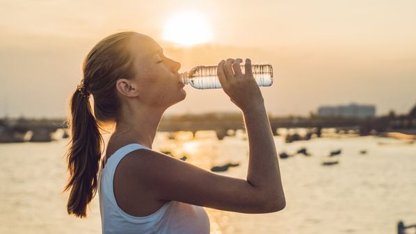 Beber água para garantir a hidratação e consumir alimentos mais leves estão entre as medidas mais importantes