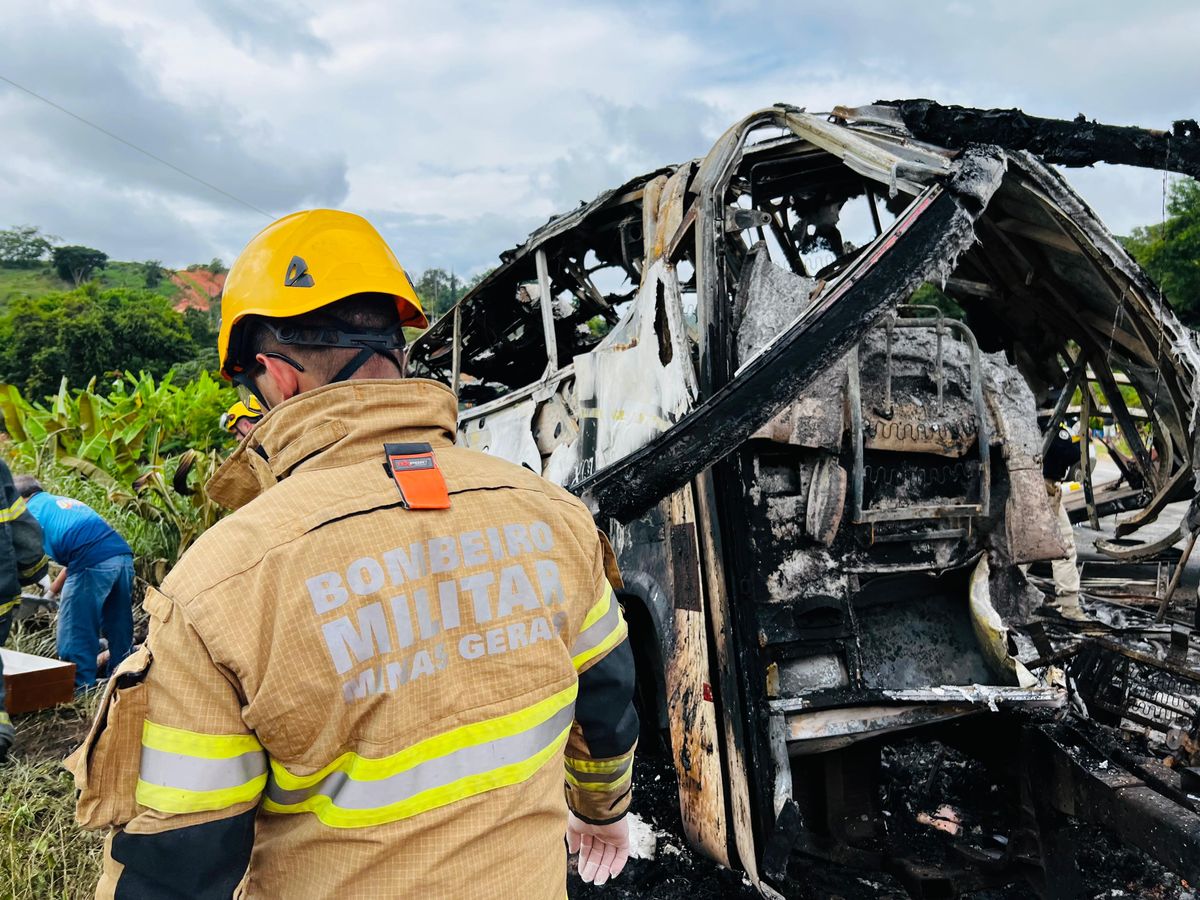 Corpo de Bombeiros em atuação após grave acidente na BR 116, em Teófilo Otoni (MG)