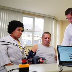 Equipamento robótico desenvolvido por pesquisadores usa sensores para captar os sinais musculares e auxiliar o usuário nos movimentos