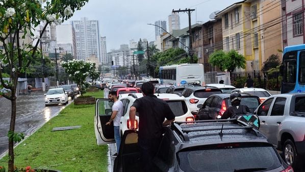 Principais vias da Região Metropolitana ficaram congestionadas no fim da tarde desta segunda-feira (23)