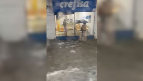 Cidade foi atingida por uma precipitação intensa na tarde desta segunda-feira (23), que deixou várias ruas da Capital cheias de água