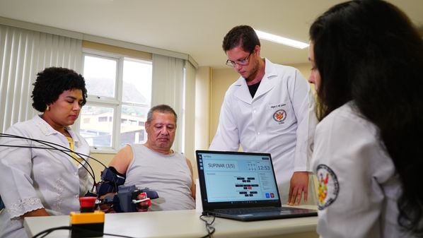 Equipamento robótico desenvolvido por pesquisadores usa sensores para captar os sinais musculares e auxiliar o usuário nos movimentos