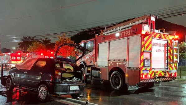 Condutor foi atingido pela estrutura metálica que protege a pista destinada a ciclistas na noite desta segunda-feira (23)