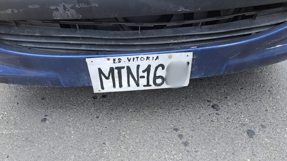 Carro foi flagrado circulando por Vitória com placa pintada à mão