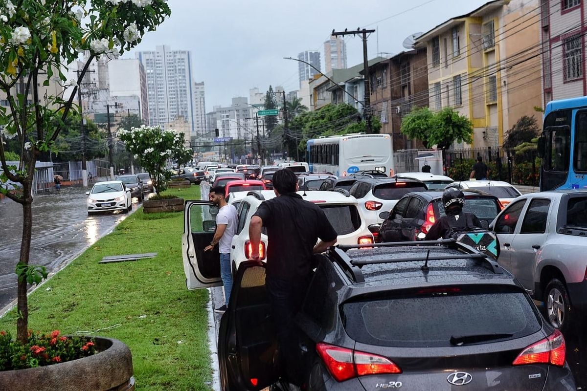 Chuva forte alaga vias e deixa trânsito caótico na Grande Vitória 