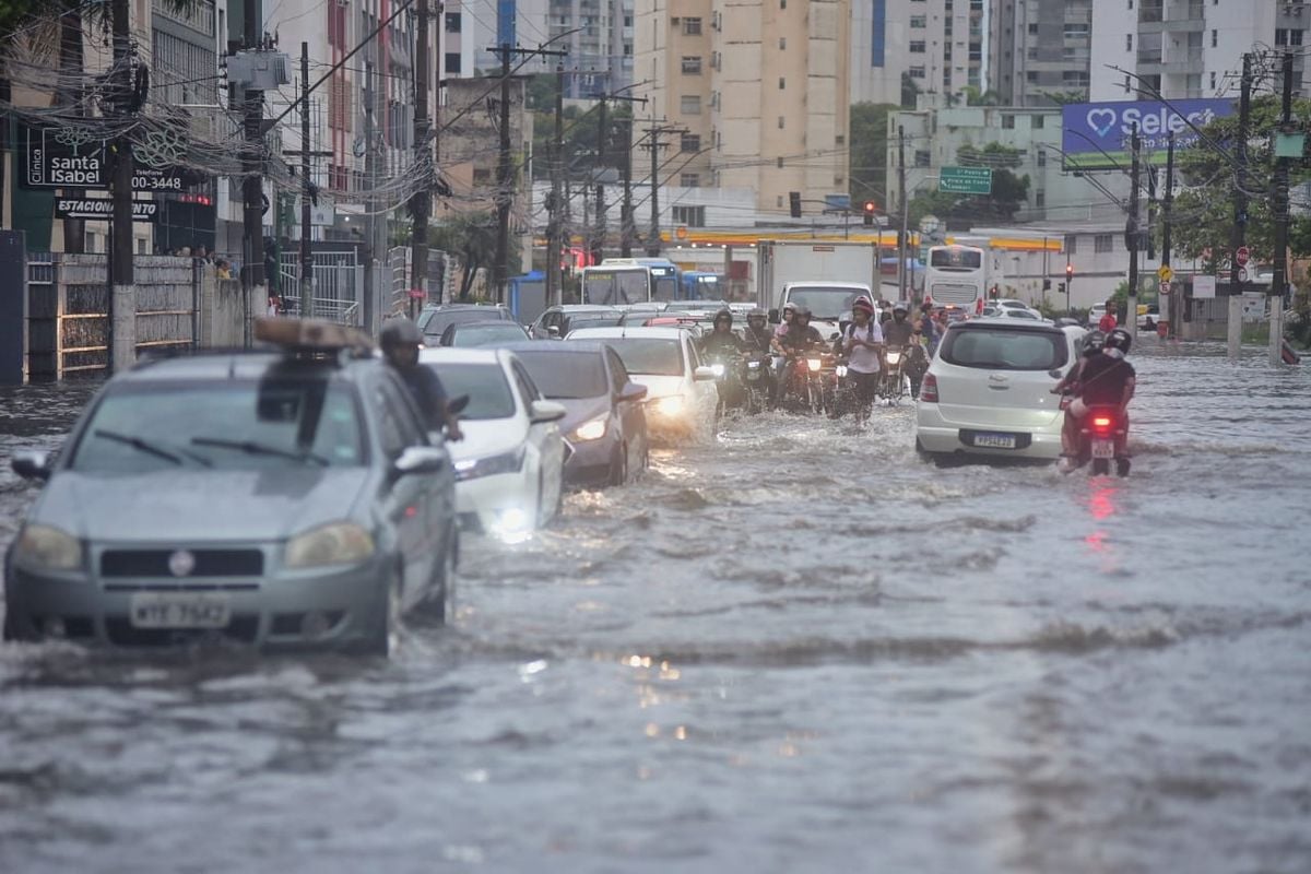 Chuva forte atrapalha volta para casa e deixa trânsito caótico em Vitória