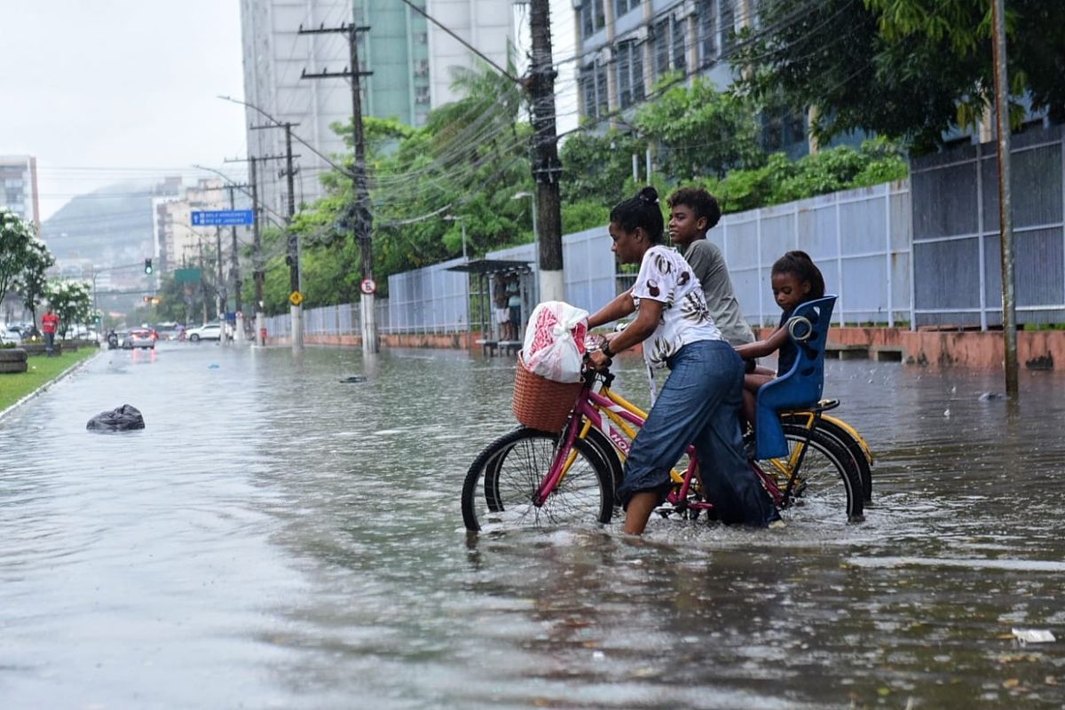 Chuva forte atrapalha volta para casa e deixa trânsito caótico em Vitória por Vitor Jubini
