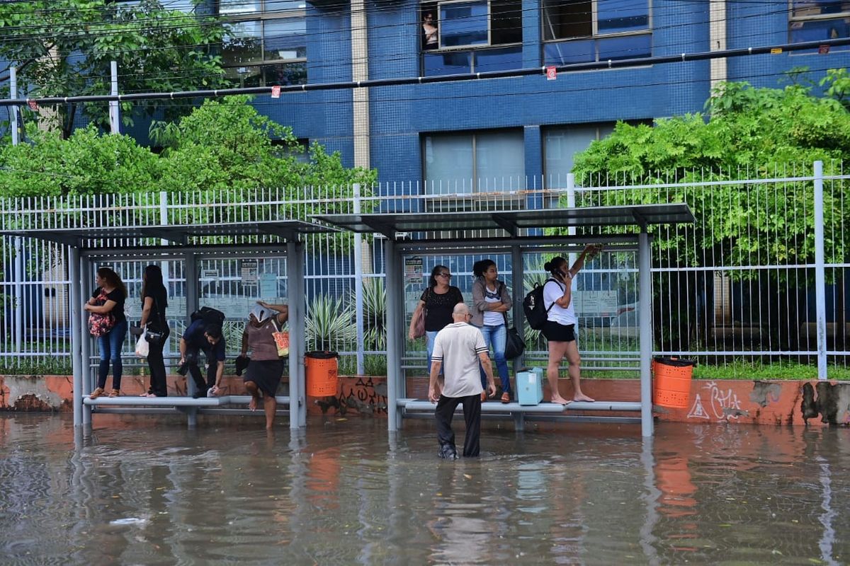 Chuva forte atrapalha volta para casa e deixa trânsito caótico em Vitória por Vitor Jubini